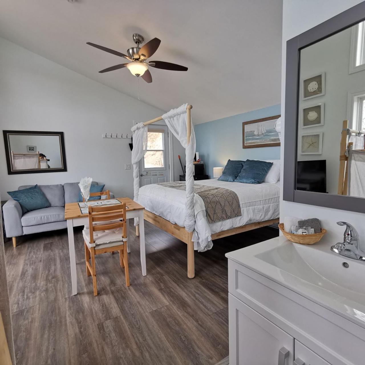 Knotty Pine Ocean Front Suite - Adults Only Ingonish Rum bild